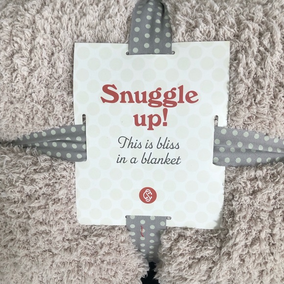 Brand New! Cozy Cream/Gray Throw Blanket - Picture 2 of 3